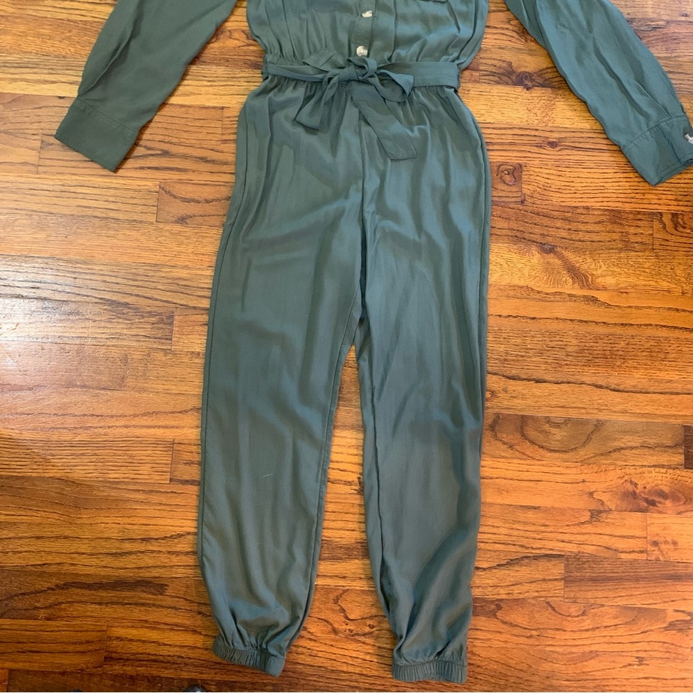 Justice Green Belted Romper Jumpsuit
Viscose Silk Material
Size 8 Medium - Picture 4 of 16